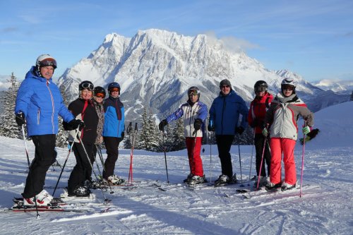 Kleine Skifahrergruppe unterwegs